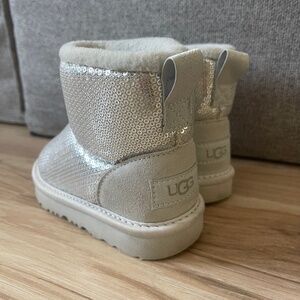UGG Kids' Classic Mini Sequin Silver Boot toddler 10C
